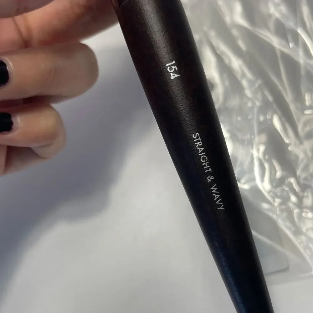 MAKE UP FOR EVER New Buffer Straight & Wavy Brush 154